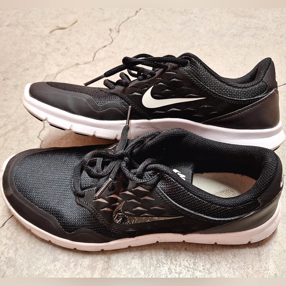 👟NIKE👟 Ladies Black & White Snikers